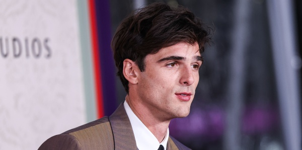 Jacob Elordi delude al Saturday Night Live: “Sembra che stia fingendo”