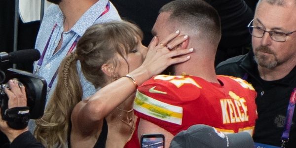 Taylor Swift e Travis Kelce: il giocatore del NFL vola a Singapore per lei