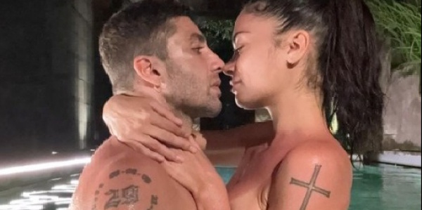 Elodie e Iannone nudi in piscina “in love”