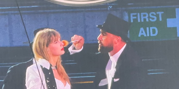 Taylor Swift: Travis Kelce debutta sul palco londinese dell’Eras Tour