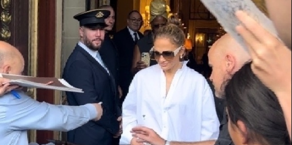 Jennifer Lopez e Ben Affleck: lei in Italia da sola lui si leva la fede