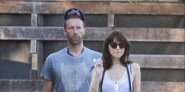 Coldplay, Chris Martin riceve il supporto di Dakota Johnson a Glastonbury