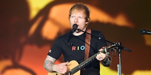 Ed Sheeran, una sua chitarra va all’asta per aiutare un ospedale italiano