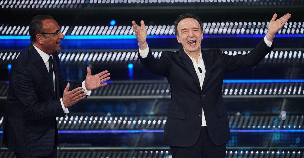 Sanremo 2025, notte delle cover. Benigni tra Musk e il «corpo sciolto»