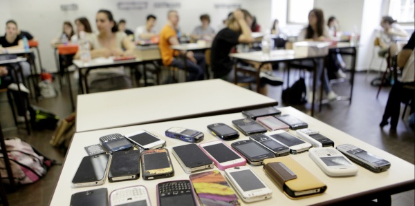 Scuola, il ministro Valditara annuncia una nuova stretta agli smartphone