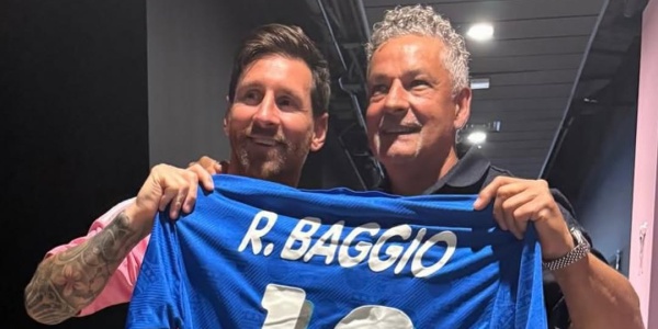 L’abbraccio delle leggende: Baggio e Messi, la maglia che unisce due epoche