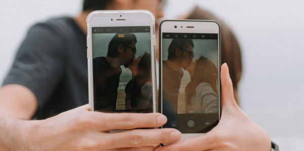Addio alle Dating App? La Gen Z preferisce l’amore offline