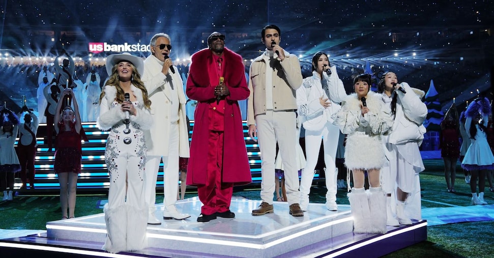 Andrea e Matteo Bocelli cantano a sorpresa al «Super Bowl» di Natale