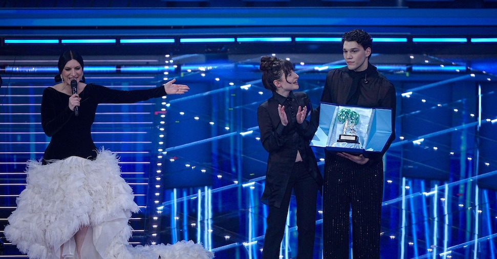 Sanremo 2026, Nicolò Filippucci vince per le Nuove proposte. Ariston in piedi per Mogol